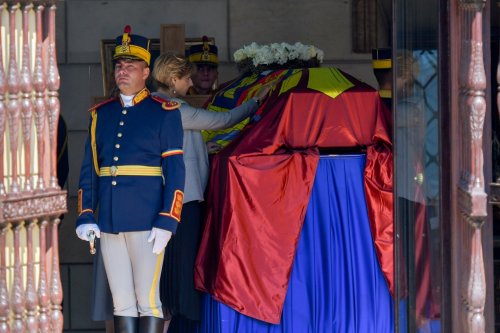 Patriarhul României a rostit o rugăciune la catafalcul din Palatul Elisabeta  Poza 129573