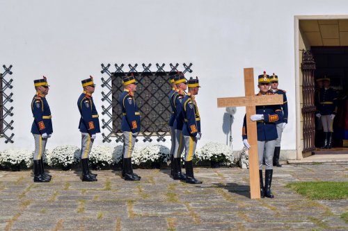 Patriarhul României a rostit o rugăciune la catafalcul din Palatul Elisabeta  Poza 129575