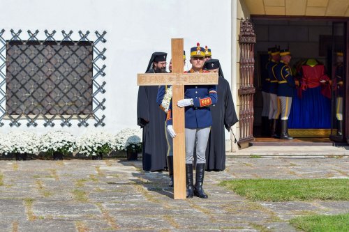 Patriarhul României a rostit o rugăciune la catafalcul din Palatul Elisabeta  Poza 129576