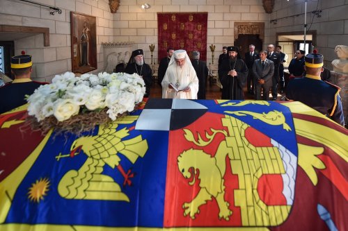 Patriarhul României a rostit o rugăciune la catafalcul din Palatul Elisabeta  Poza 129579