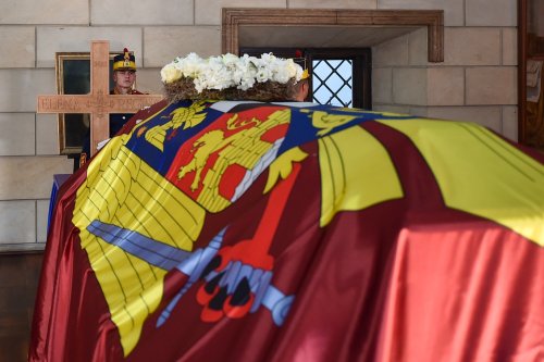 Patriarhul României a rostit o rugăciune la catafalcul din Palatul Elisabeta  Poza 129581