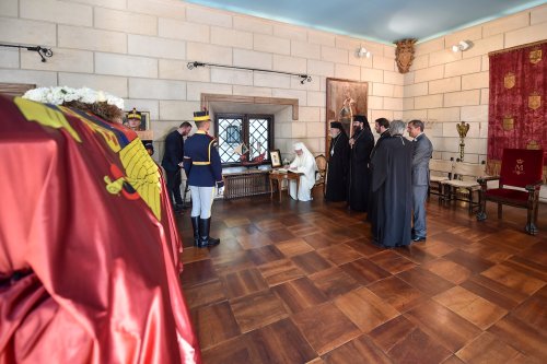 Patriarhul României a rostit o rugăciune la catafalcul din Palatul Elisabeta  Poza 129582