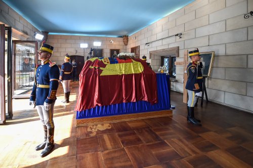 Patriarhul României a rostit o rugăciune la catafalcul din Palatul Elisabeta  Poza 129583