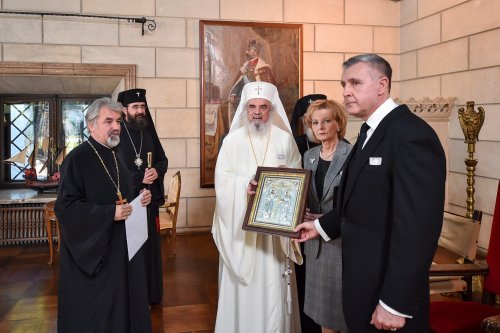 Patriarhul României a rostit o rugăciune la catafalcul din Palatul Elisabeta  Poza 129585
