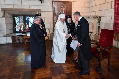 Patriarhul României a rostit o rugăciune la catafalcul din Palatul Elisabeta  Poza 129587