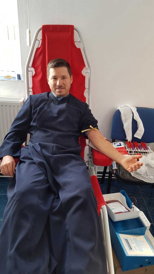 Campania „Donează sânge, salvează o viaţă!” în Arhiepiscopia Târgoviştei Poza 129602