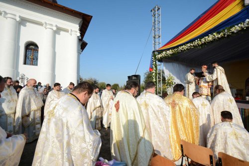 Biserică din Botoșani închinată Sfintei Parascheva, resfințită Poza 129763