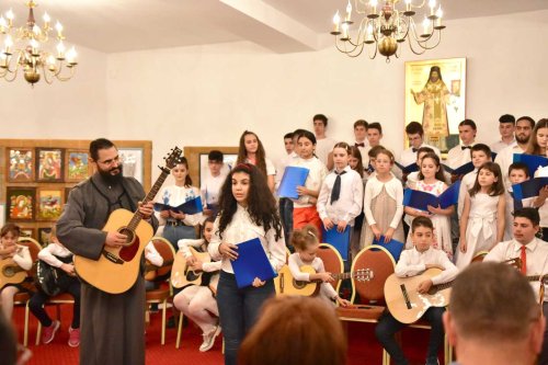 Concert susţinut de Corul de copii „Brevis” la Râmnicu Vâlcea Poza 130066