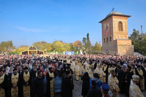 Chipurile luminate ale credincioșilor, frumusețea hramului Poza 130498