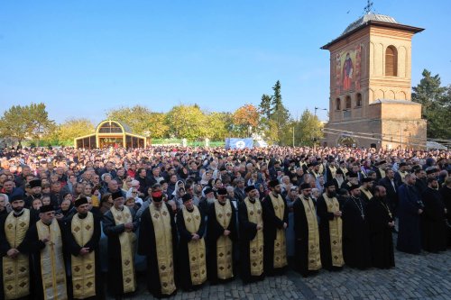 Chipurile luminate ale credincioșilor, frumusețea hramului Poza 130502