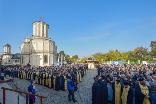 Chipurile luminate ale credincioșilor, frumusețea hramului Poza 130512