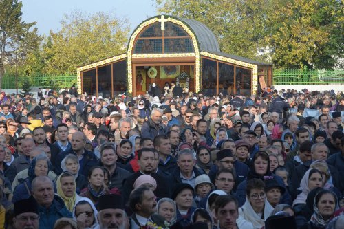 Chipurile luminate ale credincioșilor, frumusețea hramului Poza 130513