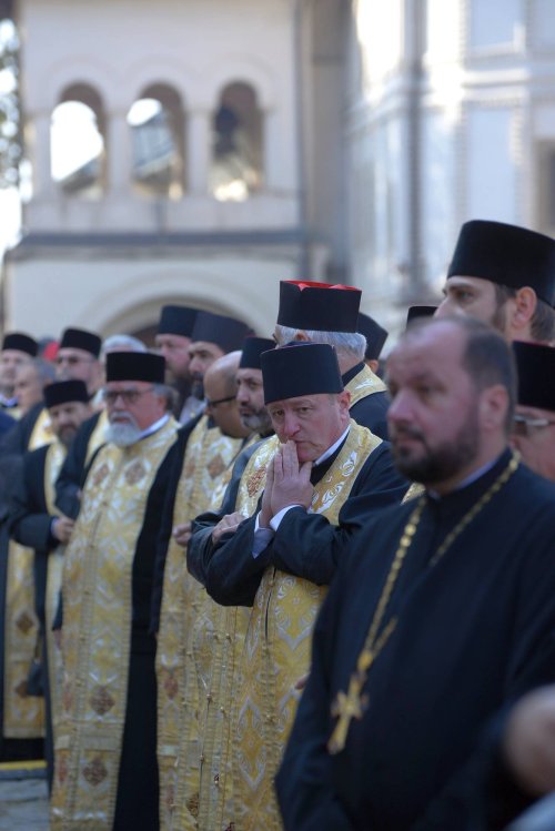 Chipurile luminate ale credincioșilor, frumusețea hramului Poza 130523