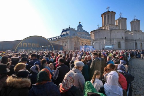 Chipurile luminate ale credincioșilor, frumusețea hramului Poza 130525