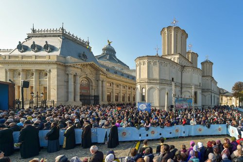 Chipurile luminate ale credincioșilor, frumusețea hramului Poza 130530