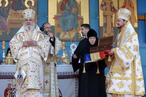 Chipurile luminate ale credincioșilor, frumusețea hramului Poza 130535