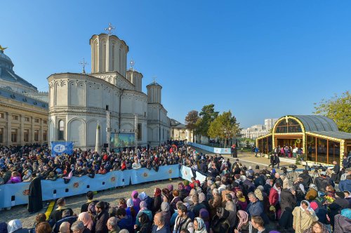 Chipurile luminate ale credincioșilor, frumusețea hramului Poza 130537