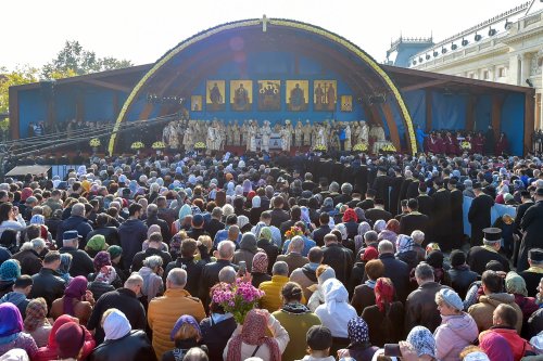 Chipurile luminate ale credincioșilor, frumusețea hramului Poza 130550