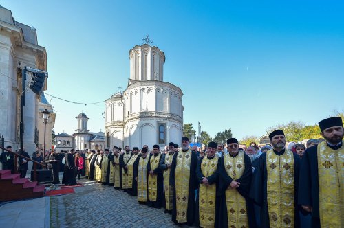 Chipurile luminate ale credincioșilor, frumusețea hramului Poza 130570