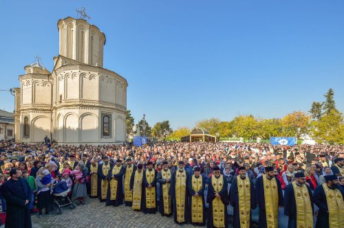 Chipurile luminate ale credincioșilor, frumusețea hramului Poza 130576