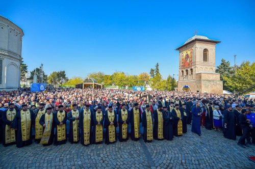 Chipurile luminate ale credincioșilor, frumusețea hramului Poza 130578