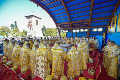 Chipurile luminate ale credincioșilor, frumusețea hramului Poza 130580