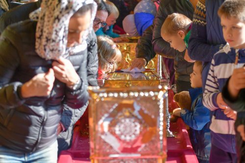 Chipurile luminate ale credincioșilor, frumusețea hramului Poza 130586