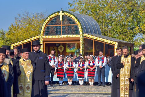 Chipurile luminate ale credincioșilor, frumusețea hramului Poza 130592