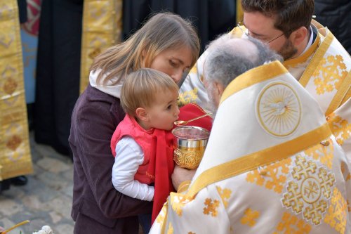 Chipurile luminate ale credincioșilor, frumusețea hramului Poza 130596