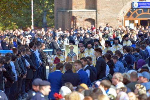 Chipurile luminate ale credincioșilor, frumusețea hramului Poza 130601