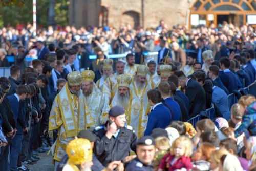 Chipurile luminate ale credincioșilor, frumusețea hramului Poza 130603