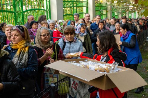 Sprijin pentru pelerinii care au așteptat la rând pe Colina Patriarhiei Poza 130657