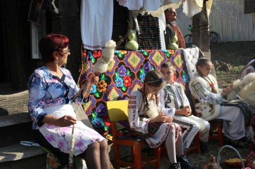 Festivalul „Obiceiuri și tradiții gorjenești” în Parohia Strâmtu Poza 131108