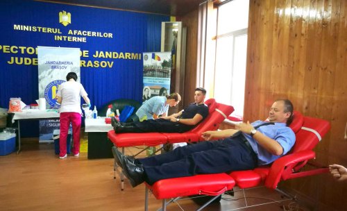 Jandarmii brașoveni au donat sânge Poza 131693