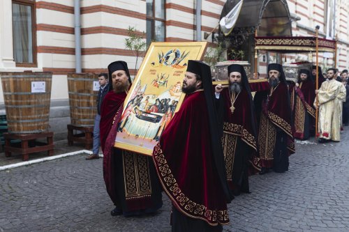 Procesiune cu moaștele Sfântului Ierarh Nectarie la Mănăstirea Radu Vodă din Capitală Poza 131741