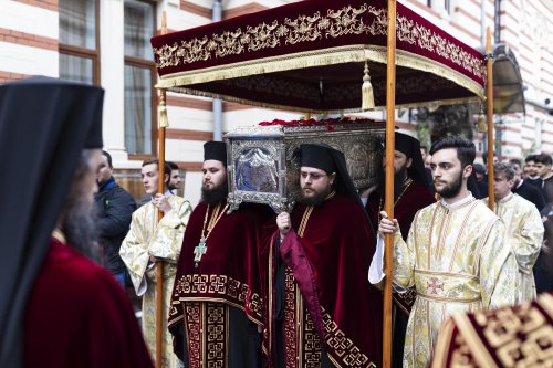Procesiune cu moaștele Sfântului Ierarh Nectarie la Mănăstirea Radu Vodă din Capitală Poza 131743