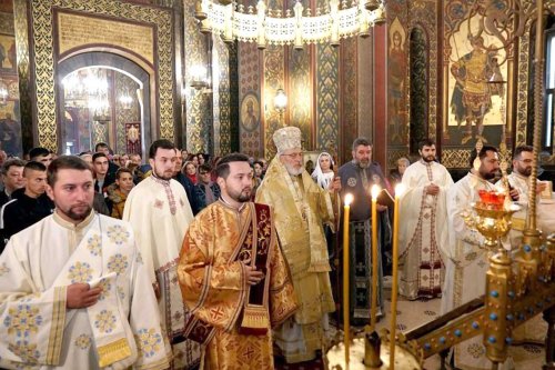 Arhiepiscopul Argeşului şi Muscelului a sărbătorit 34 de ani de arhierie Poza 132691
