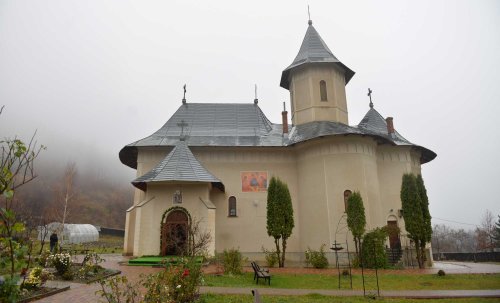 Hramul mănăstirii nemțene Peștera Poza 133097