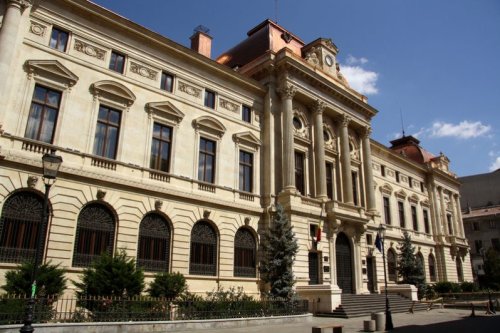 Două palate-monument istoric și o bancă centrală