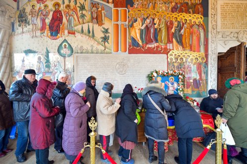 Comuniunea sfinților la Biserica „Sfântul Gheorghe“-Nou din Capitală Poza 134324
