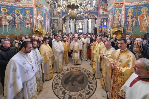Comuniunea sfinților la Biserica „Sfântul Gheorghe“-Nou din Capitală Poza 134331