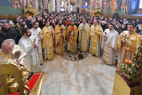 Comuniunea sfinților la Biserica „Sfântul Gheorghe“-Nou din Capitală Poza 134341