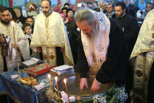 Prunci botezaţi de Mitropolitul Moldovei şi Bucovinei Poza 135123