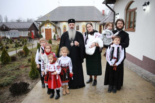 Prunci botezaţi de Mitropolitul Moldovei şi Bucovinei Poza 135126