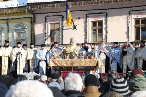 Mii de credincioşi au primit Agheasma Mare în centrul Sibiului Poza 136633