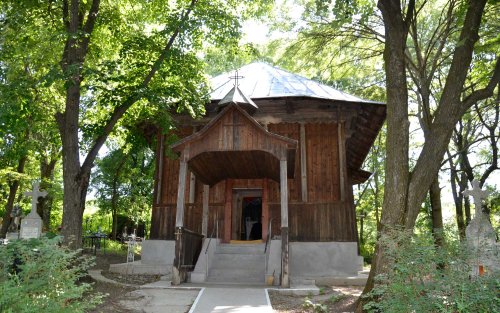 Pe urmele lui Eminescu, în biserici de lemn din Moldova Poza 137051