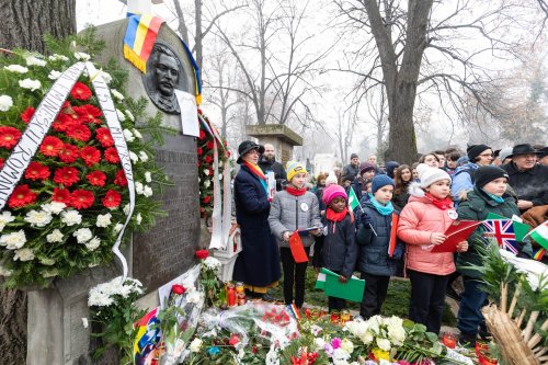 Pomenirea lui Mihai Eminescu la mormântul său Poza 137098