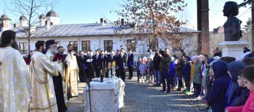 Mihai Eminescu, comemorat la Centrul eparhial din Râmnicu Vâlcea Poza 137220