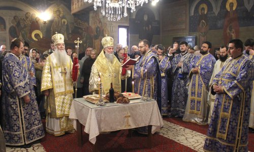 Liturghie arhierească la capela Seminarului Teologic din Craiova Poza 137998