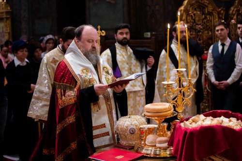 Procesiune cu moaștele „dascălilor Bisericii” la Catedrala Patriarhală Poza 138156